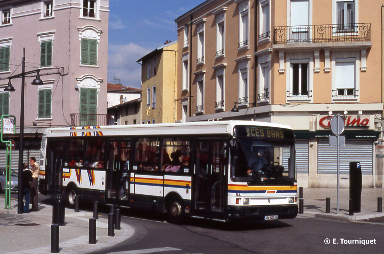 Le R312 n° 64 au carrefour Salengro-Suel, en approche de l'arrêt Hôtel de Ville, le 28/09/2006