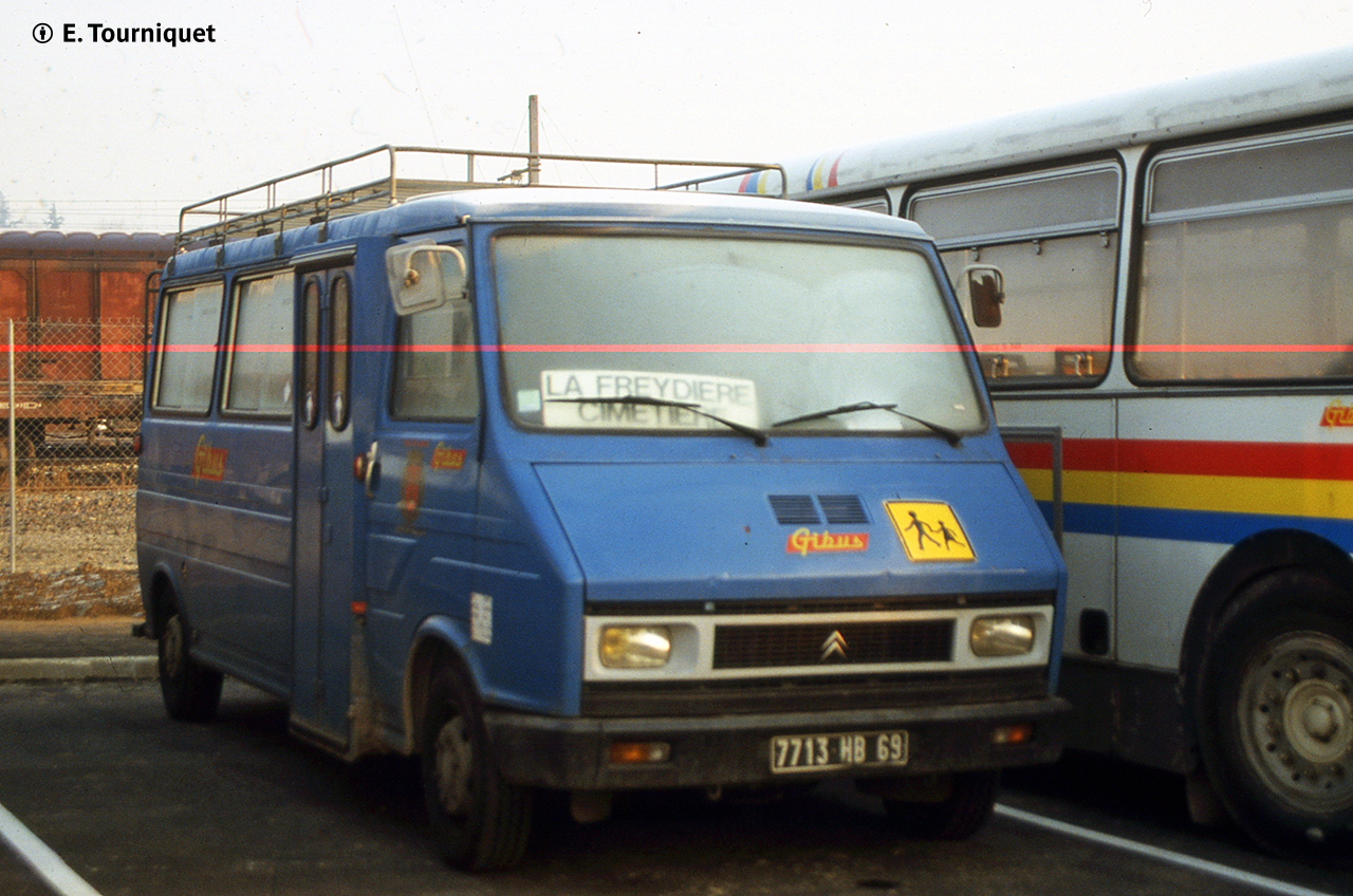 Le minibus Citroën C35 LD n° 38 au dépôt en février 1988