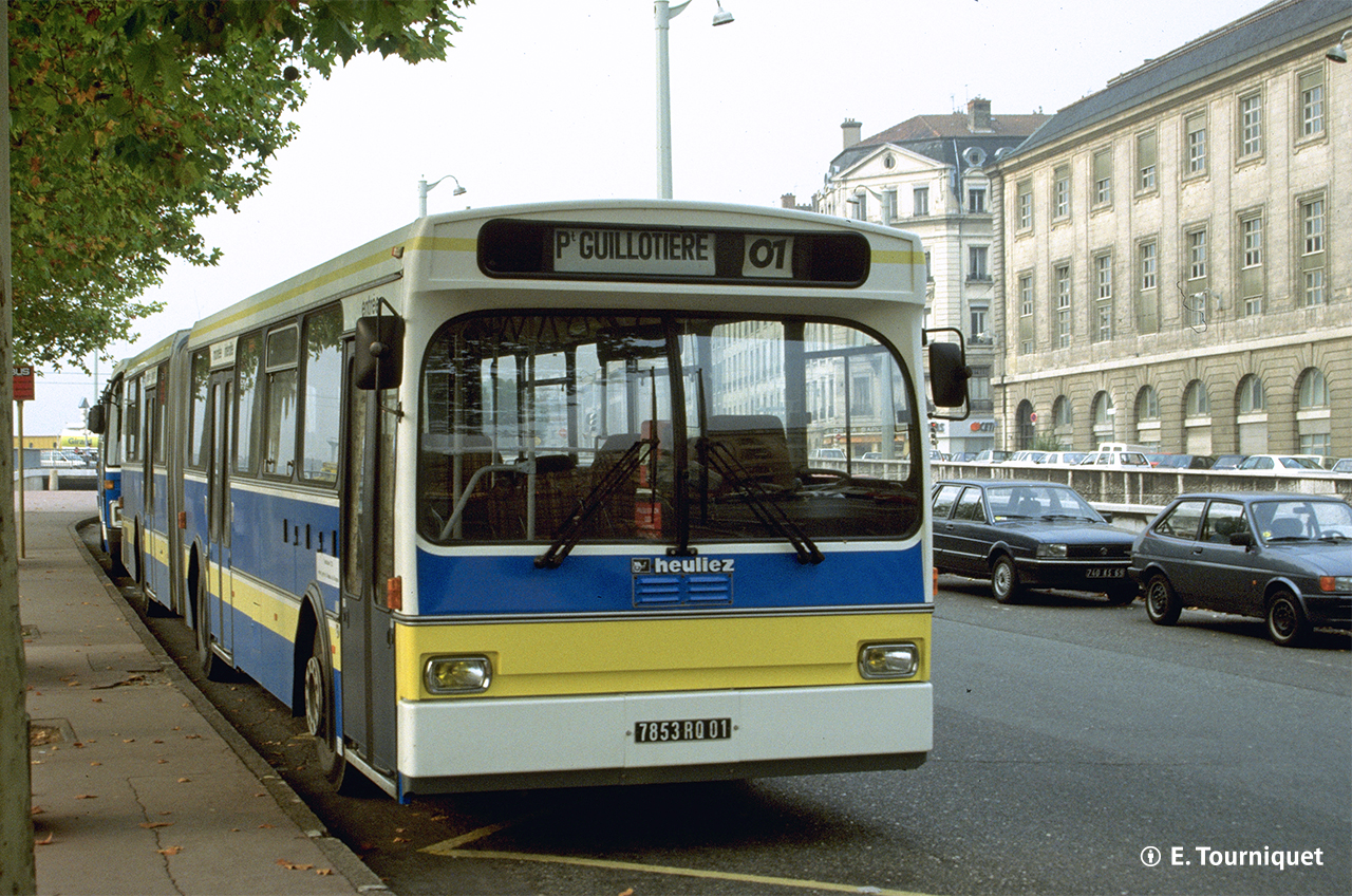 Un Heuliez O305 au terminus Pt de la Guillotière en septembre 1989