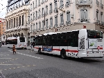 Le Cristalis ETB12 n° 1834 sur la ligne C18 est suivi du Citelis 12 2638 sur la ligne C13, à Hôtel de Ville. Le 04/03/2014.