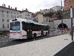 Le 7900 Hybride 2354 quitte l'arrêt Pont de Lattre de Tassigny pour eumprunter le tunnel de la Cx Rousse (le mode doux est fermé pour travaux). Le 04/03/2014.