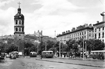 Vue des terminus la place Antonin Poncet en 1956 avec des PCR sur les lignes 14 et 15 et un PLR du 32 garé le long du clocher de la Charité