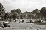 La gare routière de Perrache en août 1956 avec un PCR sur la ligne 8, un VBBh sur la 13, un VA3B2 sur la 7, un Jacquemond sur la 26 et un PBR sur la 4
