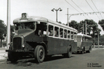 Le Somua RZC n° 51 d'avant-guerre (devant un PCK) dans la gare routière d'Antonin Poncet en 1949